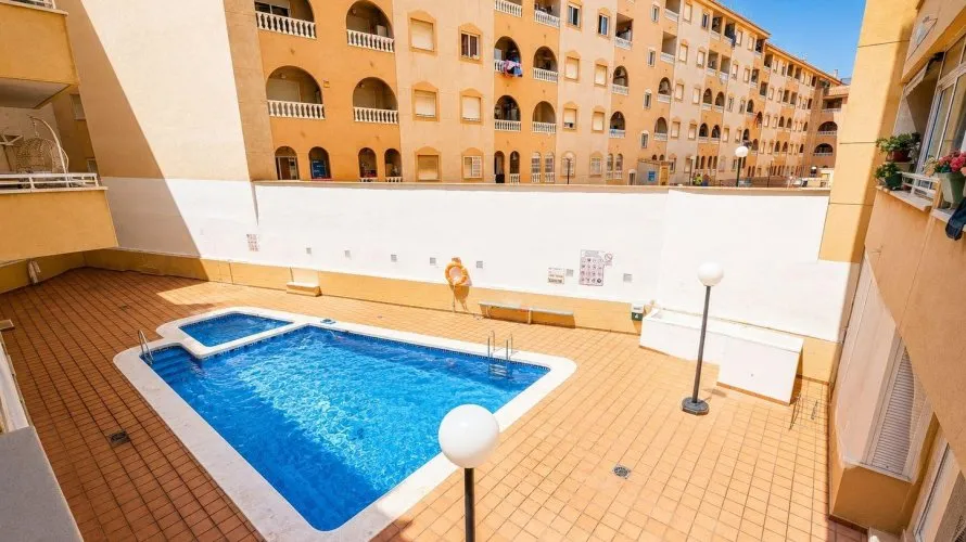Parcela de 2 dormitorios en Torrevieja, España No. 654