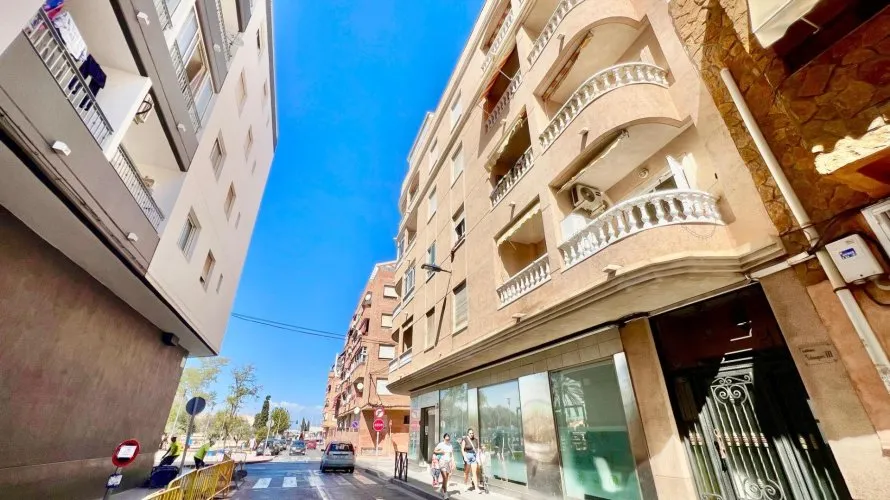 Apartamento de 1 dormitorio en Torrevieja, España No. 688 № 2