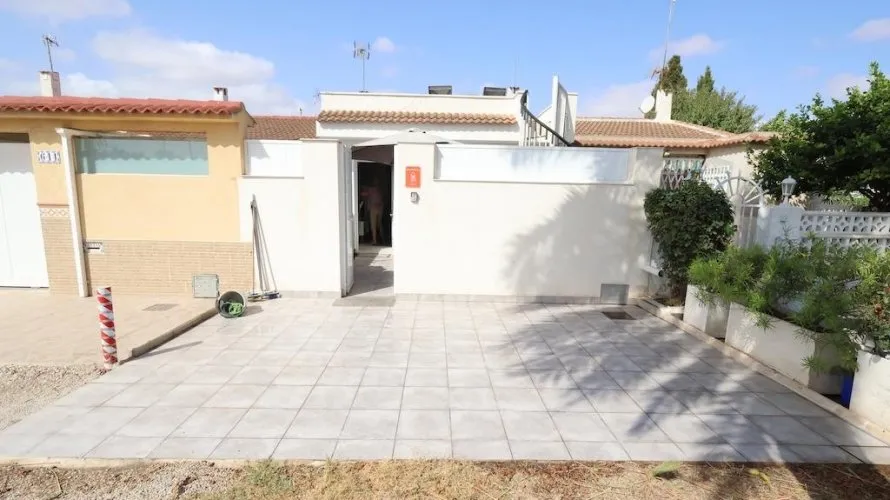 Bungalow de 3 dormitorios en Torrevieja, España No. 709 № 1