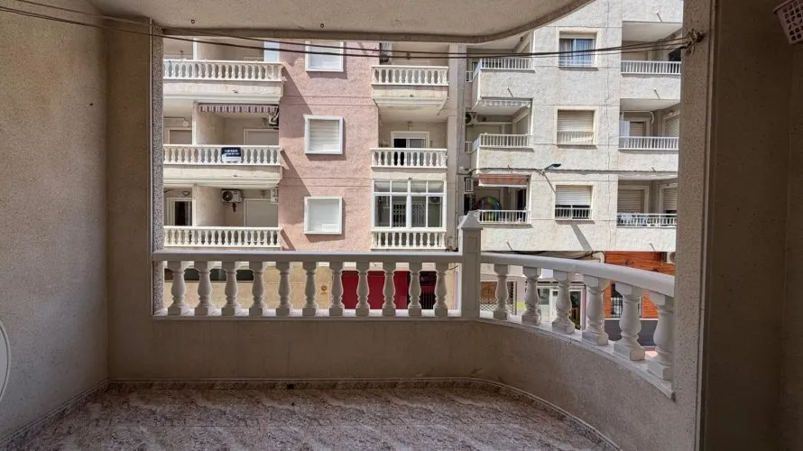 Apartamento de 2 dormitorios en Torrevieja, España No. 689 № 4