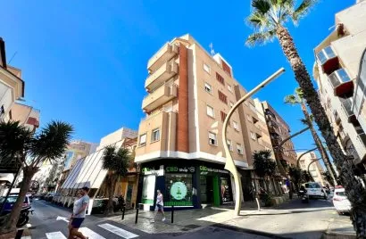 Propiedad comercial de 45m² en Torrevieja, España No. 727