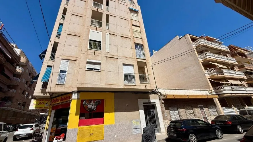 Apartamento de 1 dormitorio en Torrevieja, España No. 651 № 2