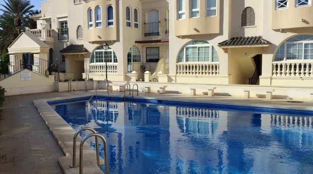 Apartamento de 2 dormitorios en Torrevieja, España No. 697