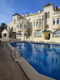 Apartamento de 2 dormitorios en Torrevieja, España No. 697