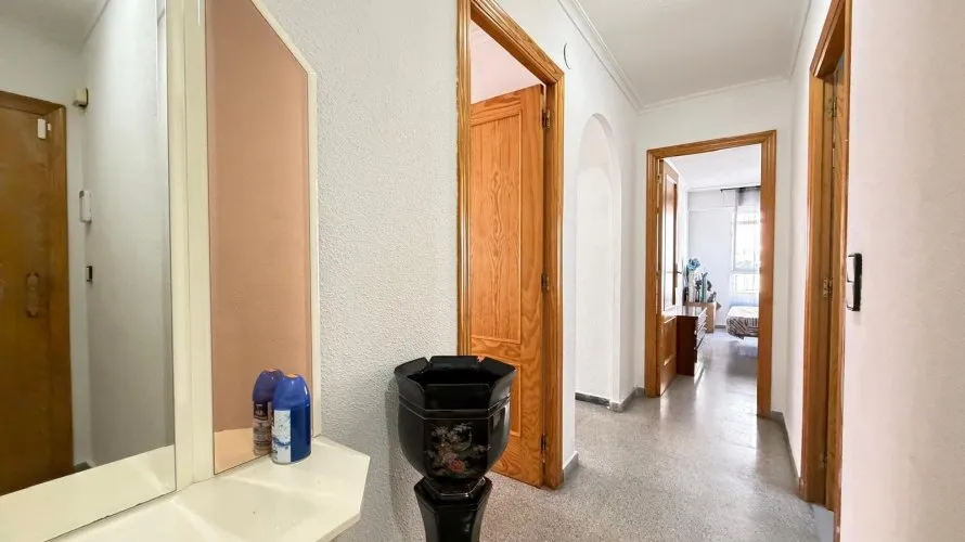 Apartamento de 2 dormitorios en Torrevieja, España No. 695 № 24