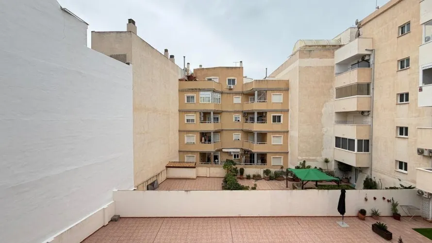 Apartamento de 2 dormitorios en Torrevieja, España No. 699 № 5