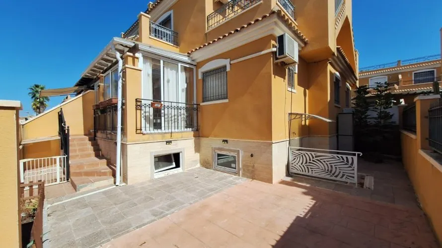 Dúplex de 83m² en Torrevieja, España No. 692 № 28