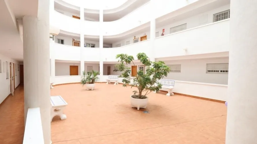 Apartamento de 2 dormitorios en Torrevieja, España No. 677 № 1