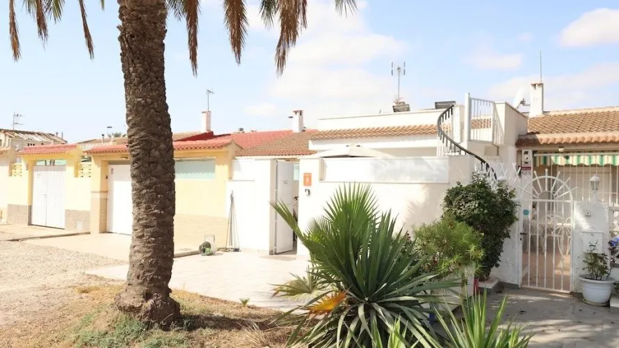 Bungalow de 3 dormitorios en Torrevieja, España No. 709