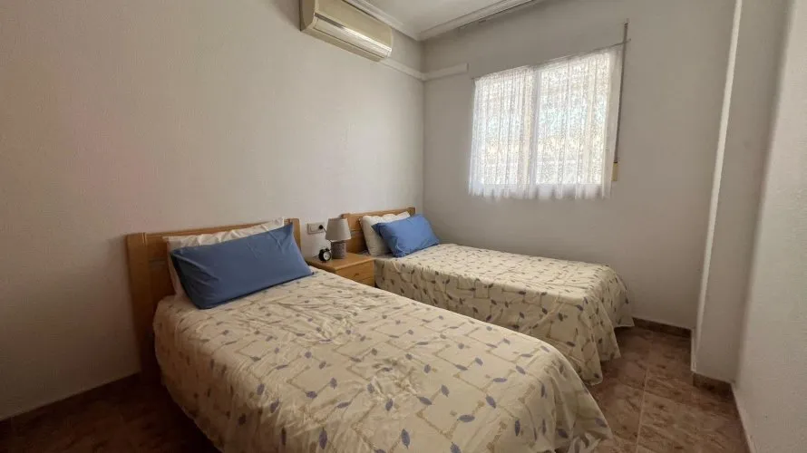 Apartamento de 2 dormitorios en Torrevieja, España No. 641 № 2