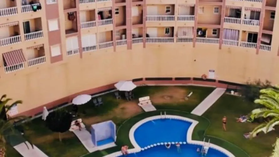 Apartamento de 1 dormitorio en Torrevieja, España No. 779 № 2
