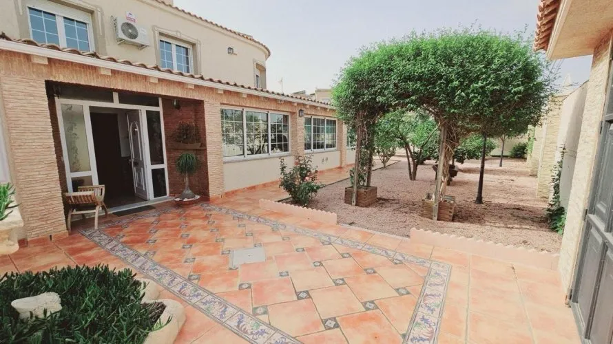 Villa de 5 chambres à Torrevieja, Espagne No. 146 № 1