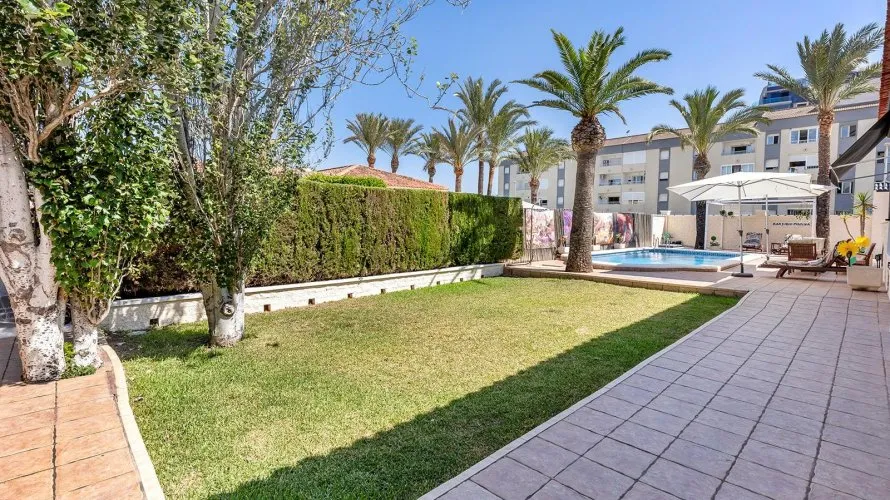 Villa de 4 chambres à Torrevieja, Espagne No. 163 № 24