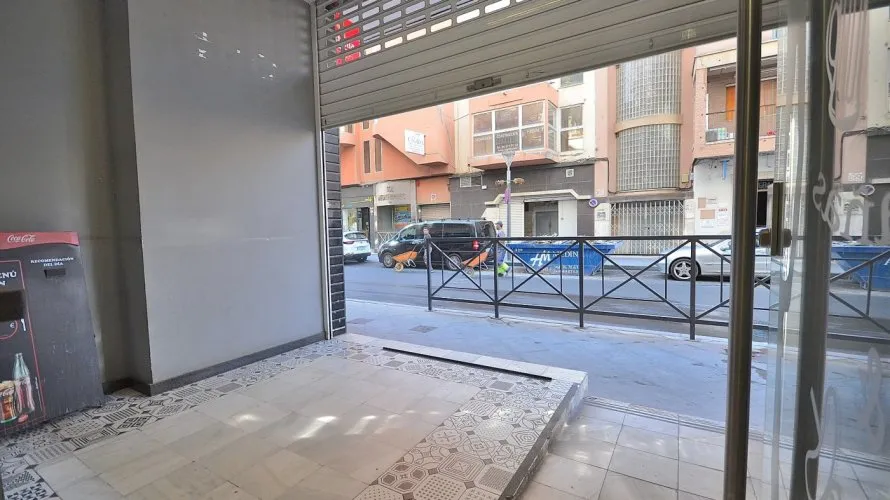 Commercial property de 200m² à Torrevieja, Espagne No. 308 № 17