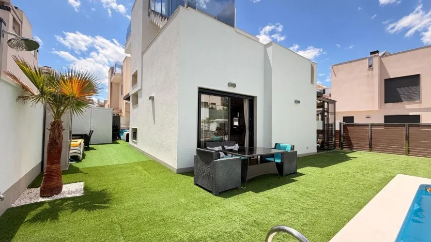 Villa de 5 chambres à Torrevieja, Espagne No. 281