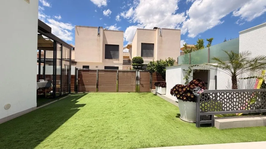 Villa de 5 chambres à Torrevieja, Espagne No. 281 № 1
