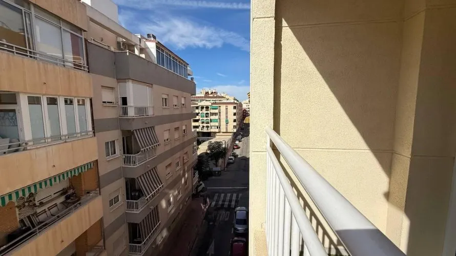 Apartment de 2 chambres à Torrevieja, Espagne No. 412 № 2