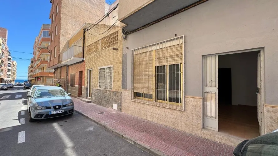 Commercial property de 261m² à Torrevieja, Espagne No. 386 № 15
