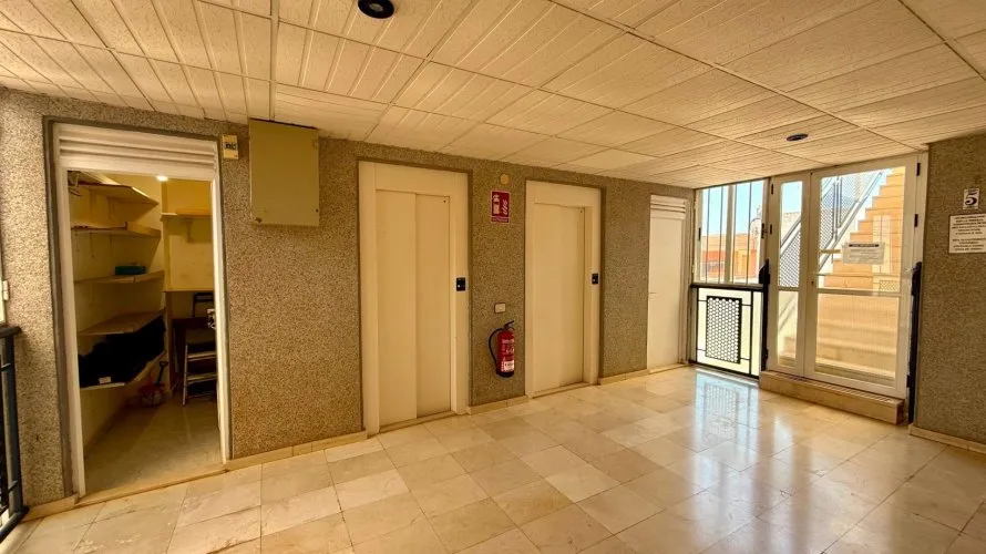 Penthouse de 2 chambres à Torrevieja, Espagne No. 337 № 1