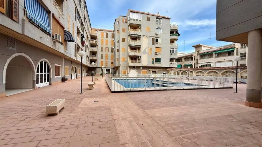 Apartment de 2 chambres à Torrevieja, Espagne No. 410 № 3