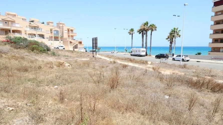 Land plot de à Torrevieja, Espagne No. 358 № 1
