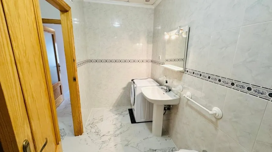 Apartment de 2 chambres à Torrevieja, Espagne No. 395 № 9