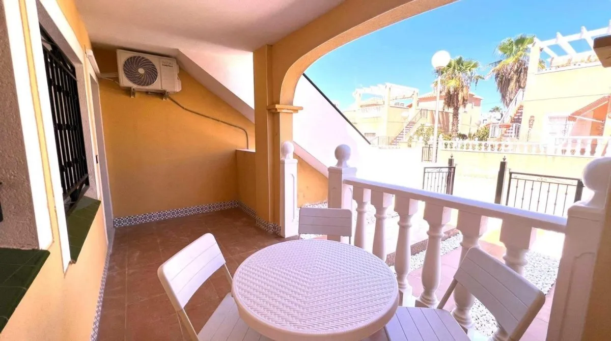 Bungalow de 2 chambres à Torrevieja, Espagne No. 425