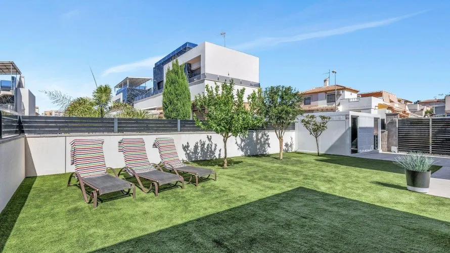 Villa de 120m² à Torrevieja, Espagne No. 671 № 24