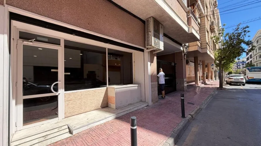 Commercial property de 98m² à Torrevieja, Espagne No. 694 № 26