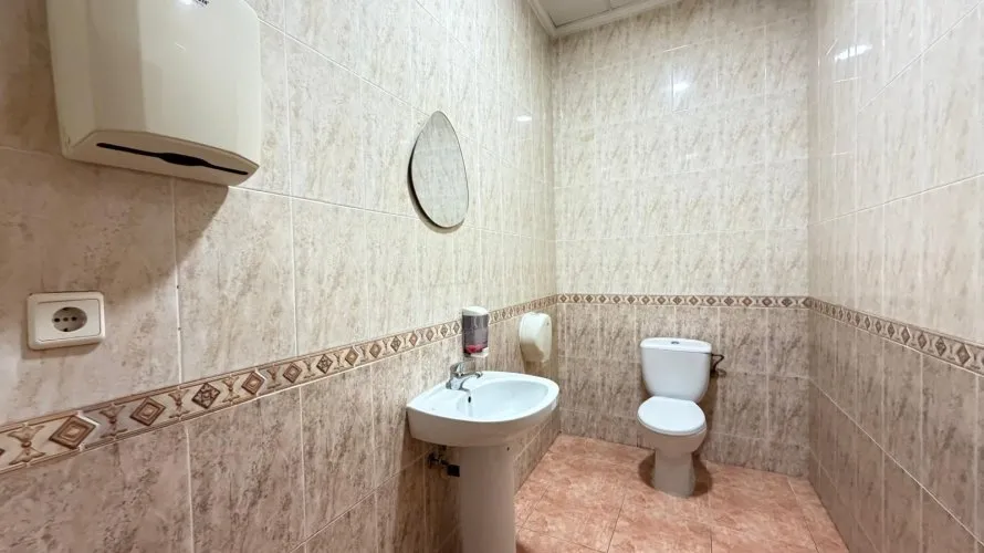Commercial property de 98m² à Torrevieja, Espagne No. 694 № 4