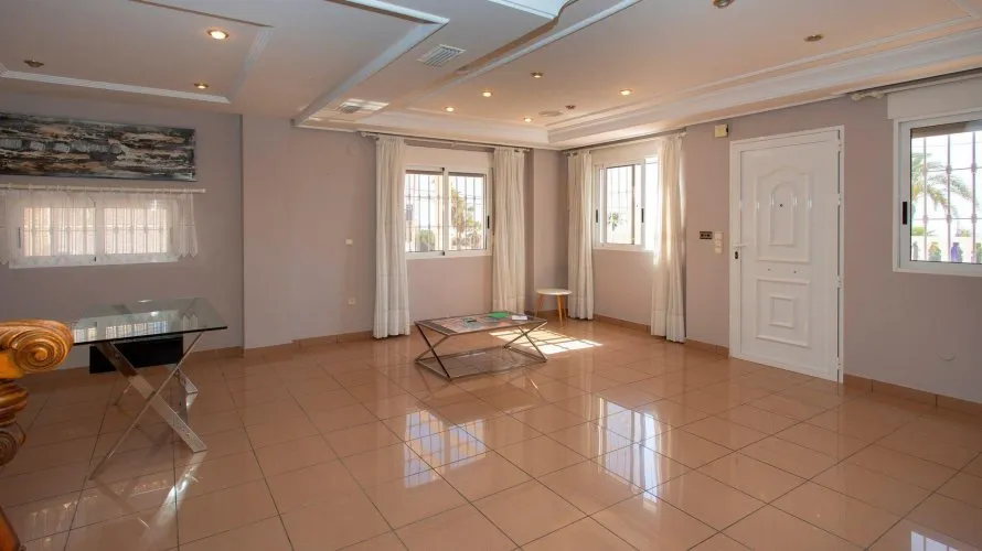 Villa de 180m² à Torrevieja, Espagne No. 674 № 21