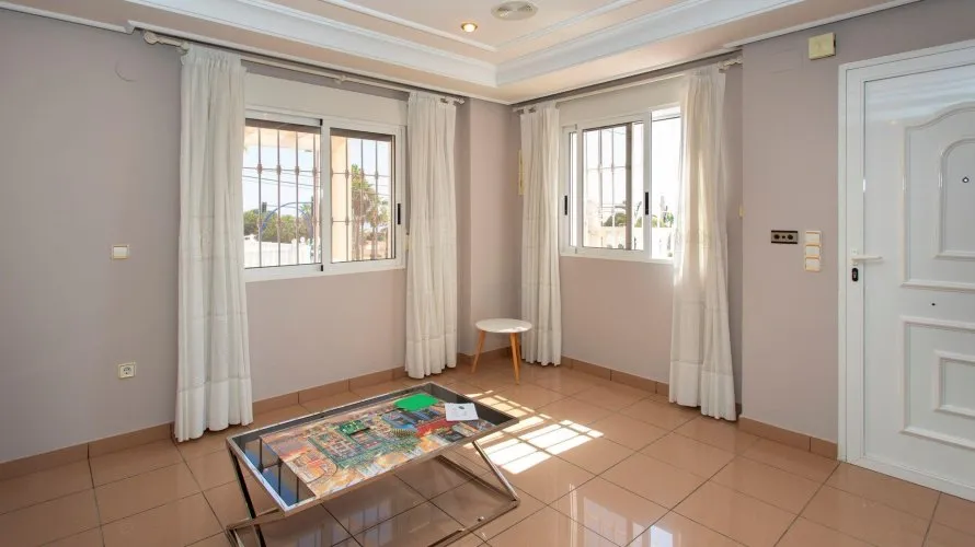 Villa de 180m² à Torrevieja, Espagne No. 674 № 2