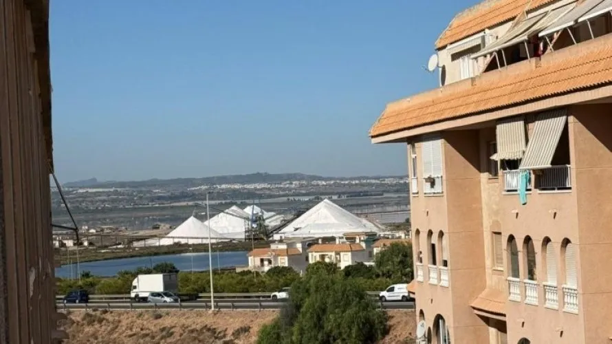 Apartment de 2 chambres à Torrevieja, Espagne No. 738 № 1