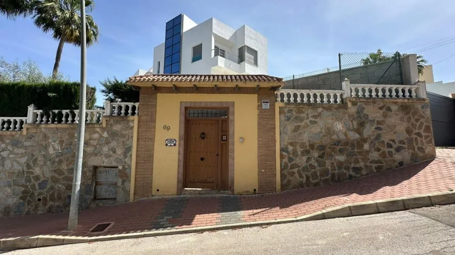 4 bedrooms apartment for sale, Torrevieja, Spain No. 235 № 1
