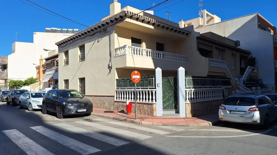 3 bedrooms house for sale, Torrevieja, Spain No. 173 № 1