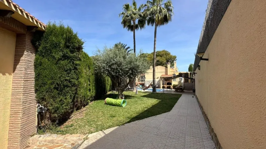 4 bedrooms apartment for sale, Torrevieja, Spain No. 235 № 20