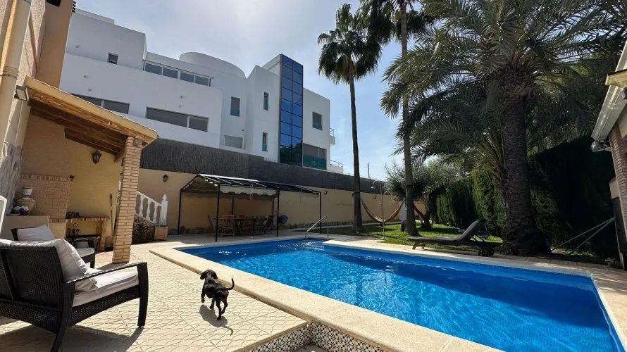4 bedrooms apartment for sale, Torrevieja, Spain No. 235 № 9
