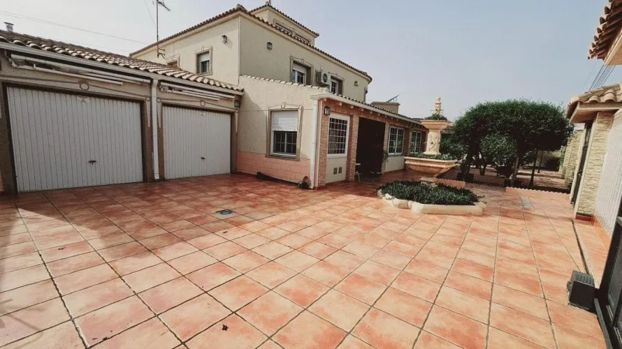 5 bedrooms villa for sale, Torrevieja, Spain No. 146