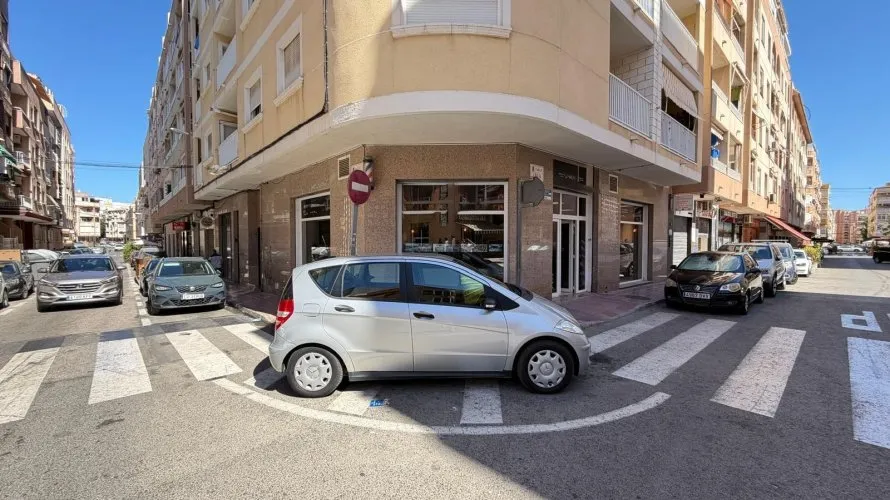 121m² commercial property for sale, Torrevieja, Spain No. 517 № 2